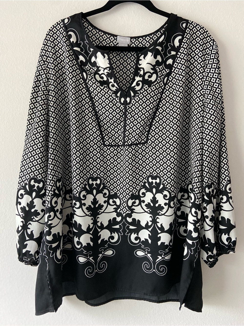 Chico's Black & White Geometric Scroll Print V-Neck Tunic Top - Size 4